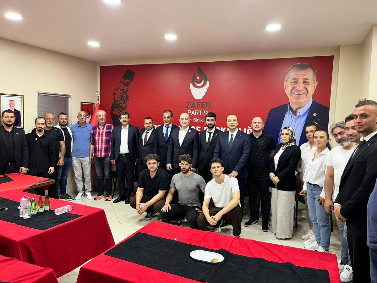 zafersakaryail's tweet image. #ZaferPartisi Sakarya İl Bşk. olarak; GİK Üyemiz Dr. Cihan Kolip, İl Bşk. Özdemir Özcan ve il yöneticilerimizle birlikte #Erenler Teşkilatımızı ziyaret ettik.
🎯 İlçe Bşk. Sn. Kerim Güneş ve ekibini kararlı duruşları için kutluyoruz.
🗣️ Zafer Türk Milleti İçin Kaçınılmazdır!