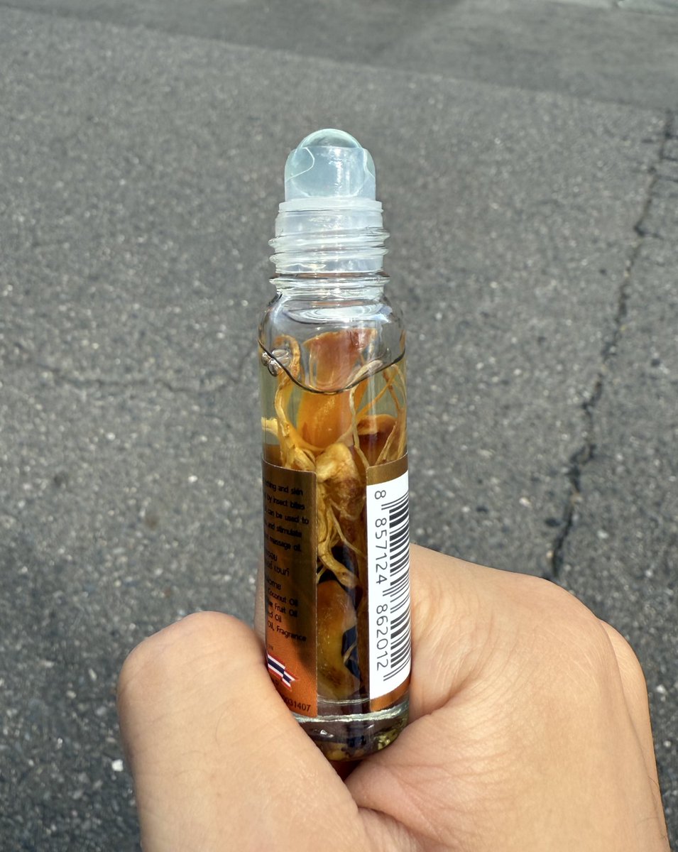 ou_1104's tweet photo. タイの虫刺されの薬め��ちゃ効くけどやっぱりキモすぎる https://t.co/erhZ9AQg5t