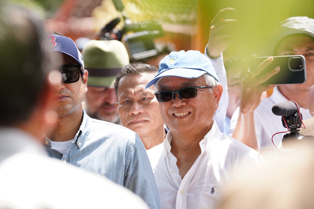 pheaktraneth's tweet image. Deputy Prime Minister and Minister of Foreign Affairs and International Cooperation, Prak Sokhonn, led a delegation of foreign diplomats to border areas in Oddar Meanchey province, where civilian targets were severely damaged during five days of #Thai #bombardment.