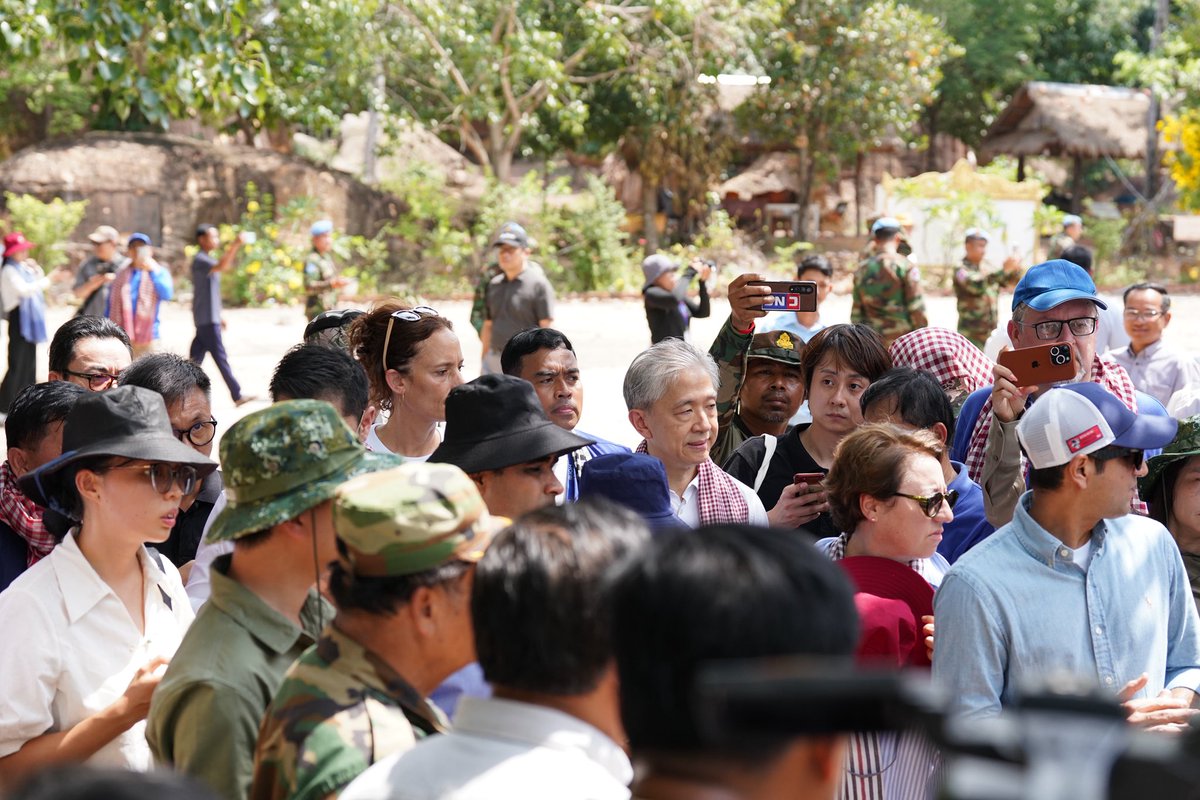 pheaktraneth's tweet image. Deputy Prime Minister and Minister of Foreign Affairs and International Cooperation, Prak Sokhonn, led a delegation of foreign diplomats to border areas in Oddar Meanchey province, where civilian targets were severely damaged during five days of #Thai #bombardment.
