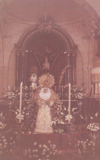 Jerez en una foto. La Esperanza de la Yedra de besamanos en San Telmo con el Cristo y la virgen del Valle. 

¡Feliz Viernes!