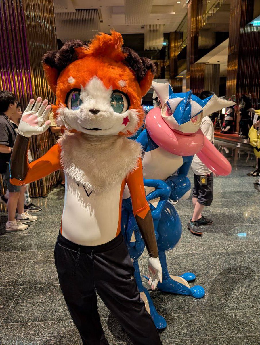 膠膠!甲賀忍蛙在偷看!!!
#FursuitFriday 
#UTFG2025
📷 <a href="/CakeMontblanc/">フィー(給給)🇹🇼 w/🦊モンブラン＆Cuco</a>