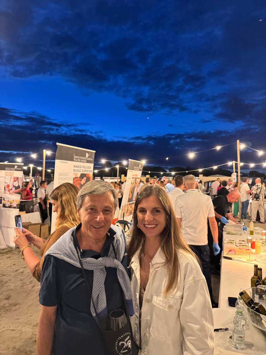 argafvg2's tweet photo. @rivierafriulana 
Grado incanta con la terza tappa di #ViaDeiSapori: piatti d’autore, vini eccellenti e la magia del mare per i 25 anni della rassegna ideata da Walter Filiputti. Tradizione, innovazione e gusto friulano in scena sull’arenile dell’Isola d’Oro. #FVG https://t.co/3JsPqMojap