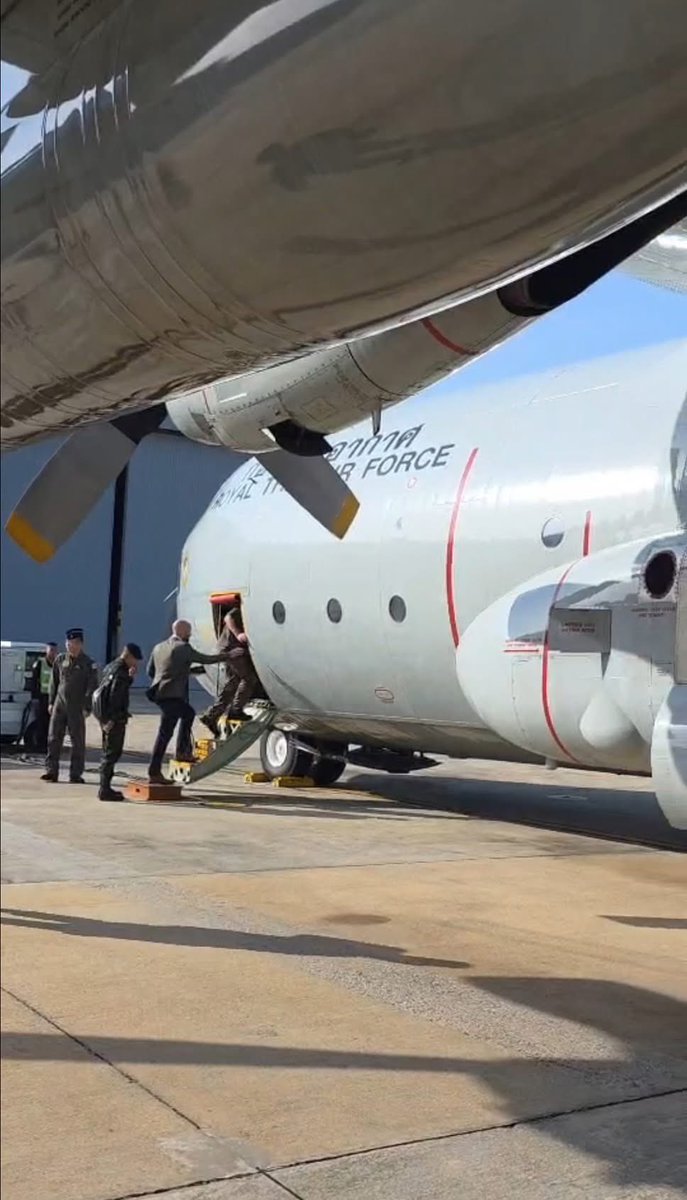 ด่วน! ไทยเชิญทูตทหาร 24 ชาติ บิน C-130 ลงพื้นที่ศรีสะเกษ ตรวจสอบความเสียหายที่กัมพูชายิงถล่มพลเรือน
.
พลโทอานุภาพ ศิริมณฑล รองเสนาธิการทหารบก และทีมโฆษกกองทัพบก ได้นำคณะผู้ช่วยทูตทหารจาก 24 ประเทศ เดินทางด้วยเครื่องบิน C-130 ของกองทัพอากาศ เพื่อลงพื้นที่ชายแดนไทย-กัมพูชา