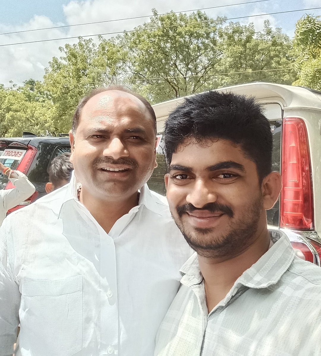 Praveen Reddy (@mpraveenreddy13) on Twitter photo తాటి పర్తి చంద్ర శేఖరన్న <a href="/TatiparthiOnX/">T Chandra Sekhar MLA</a> SM వాడే ప్రతి YCP కార్యకర్తకి తెలిసిన వ్యక్తి
మొన్న ఒక దెగ్గర అనుకోకుండా ఎదురు పడ్డాం చూడగానే తమ్ముడు బాగున్నావా అన్నాడు నాకు నాకు అర్థం కాలేదు ఈయనేంది ఒక MLA మనమేల తెలుసు అనుకున్న
ఒక 5 మినిట్స్ గ్యాప్ తర్వాత దెగ్గరికి వెళ్లి అన్నా తాటి పర్తి చంద్ర శేఖరన్న <a href="/TatiparthiOnX/">T Chandra Sekhar MLA</a> SM వాడే ప్రతి YCP కార్యకర్తకి తెలిసిన వ్యక్తి
మొన్న ఒక దెగ్గర అనుకోకుండా ఎదురు పడ్డాం చూడగానే తమ్ముడు బాగున్నావా అన్నాడు నాకు నాకు అర్థం కాలేదు ఈయనేంది ఒక MLA మనమేల తెలుసు అనుకున్న
ఒక 5 మినిట్స్ గ్యాప్ తర్వాత దెగ్గరికి వెళ్లి అన్నా