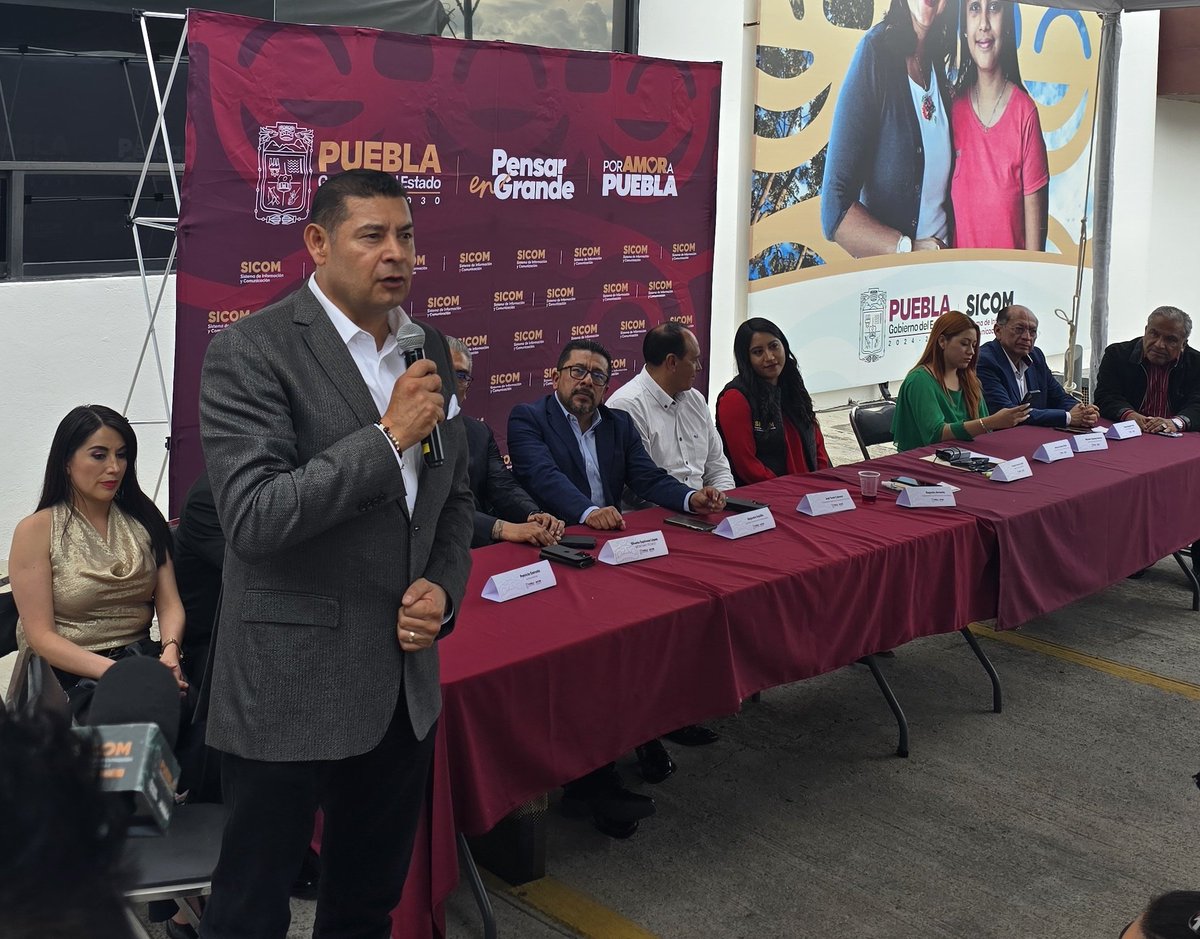 rocarlo_islas's tweet photo. Que orgullo ver a #Sicom en sus #27añosSicom y aportar experiencia y talento para esta administración. #PorAmorAPuebla #PensarenGrande https://t.co/7PL2VpUZ55