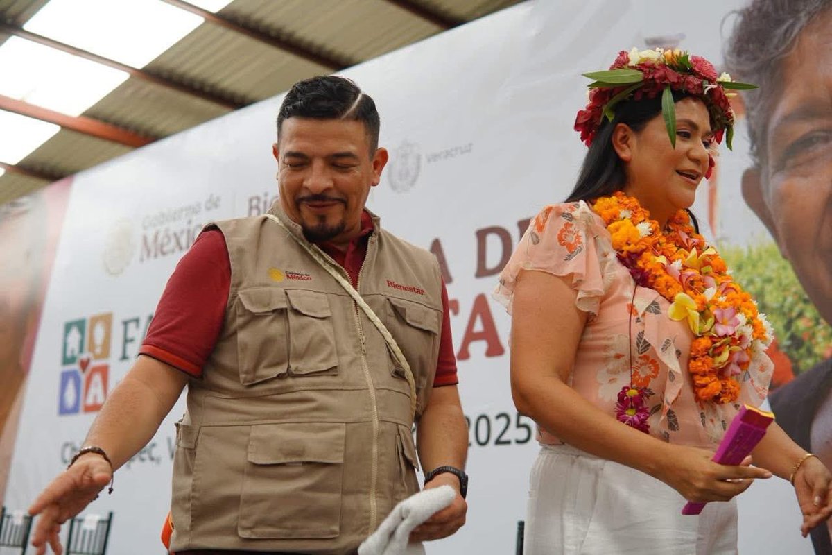 Bien dicen que trabajo mata grilla, 💪🏽 aunque eso le duela a los opositores. 🤣
Ver a nuestra Gobernadora <a href="/rocionahle/">Rocío Nahle</a> 🫡 caminar por todo el Estado dando banderazos y entregando apoyos es un gran ejemplo ✅ para los que somos parte de la Transformación. facebook.com/share/p/1FLL7X…