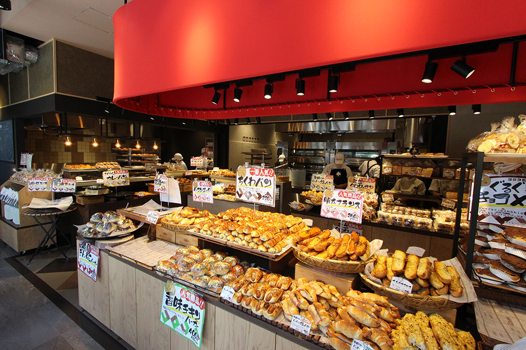 graph_as's tweet photo. 旭川に、札幌の人気ベーカリー店「どんぐり」の姉妹店「コロコロ」オープン！ ちくわパンなど定番商品だけでなく、焼鳥専門ぎんねことコラボパンなど旭川オリジナル商品もいっぱい！ https://t.co/TvcTjH3ymf