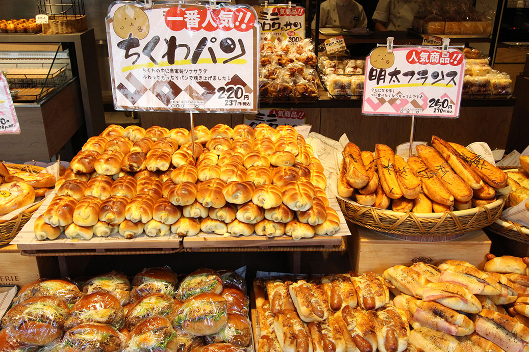 graph_as's tweet photo. 旭川に、札幌の人気ベーカリー店「どんぐり」の姉妹店「コロコロ」オープン！ ちくわパンなど定番商品だけでなく、焼鳥専門ぎんねことコラボパンなど旭川オリジナル商品もいっぱい！ https://t.co/TvcTjH3ymf