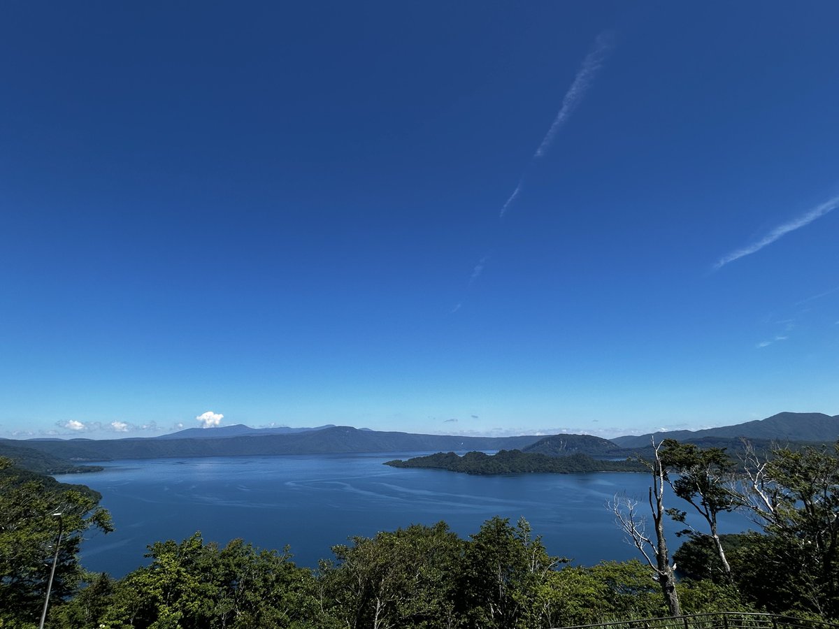 人生2度目の秋田！
サークルストーンみて、足湯入って、秋田犬の可愛いやつ見て、十和田湖でヒメマス天丼食べてきました🐟
