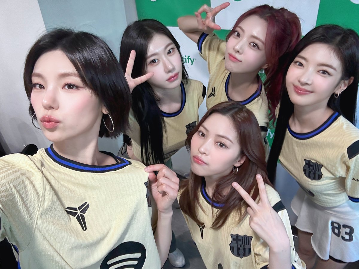 ITZY (@itzyofficial) on Twitter photo CULERS x MIDZY ❤💙
We had so much fun last night with wonderful players of <a href="/FCBarcelona/">FC Barcelona</a> ⚽🔥
Thank you for inviting us <a href="/SpotifyKR/">Spotify Korea</a> <a href="/Spotify/">Spotify</a> 💚
#ITZY #MIDZY <a href="/ITZYofficial/">ITZY</a>
#FCBarcelona #Barça #Spotify CULERS x MIDZY ❤💙
We had so much fun last night with wonderful players of <a href="/FCBarcelona/">FC Barcelona</a> ⚽🔥
Thank you for inviting us <a href="/SpotifyKR/">Spotify Korea</a> <a href="/Spotify/">Spotify</a> 💚
#ITZY #MIDZY <a href="/ITZYofficial/">ITZY</a>
#FCBarcelona #Barça #Spotify