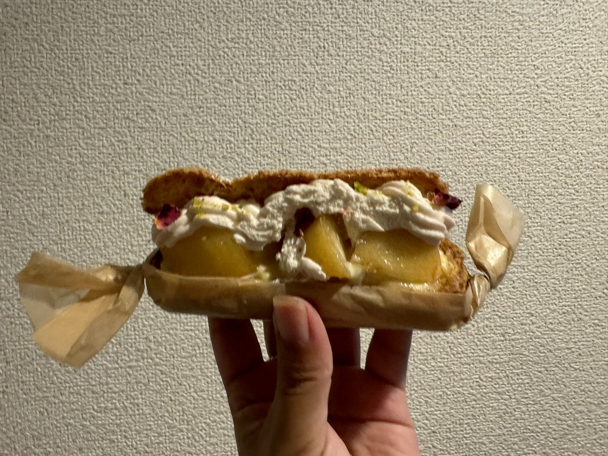 mel20211014's tweet photo. 載せてるの以外にも桃活してるけど一応ポケGOアカなのでこれでもまあまあ自粛してる笑、ちなみにこれはケイクスタンドの桃エクレア。私が雑に運んだから見た目ちょっと残念なことになってもたけど、味は美味しかった♡
#cakestand https://t.co/GnXg6fTELV