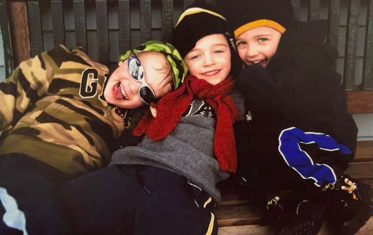 feliz cumple a estos tres que aunque pase tiempo siempre voy a volver a ellos y siempre me van a sacar una sonrisa🫶🏻