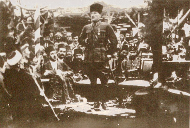 Atatürk ömründe tek bir soruya cevap veremedi.
Soru şuydu:

Mustafa Kemal, Mersin gezisindeyken şehirde gördüğü büyük binaları sormuş:

— Bu köşk kimin?
— Kirkor’un.
— Ya şu koca bina kimin?
— Yargo’nun.
— Ya şu?
— Solomon’un.

Atatürk sinirlenerek sormuş:

“Onlar bu binaları