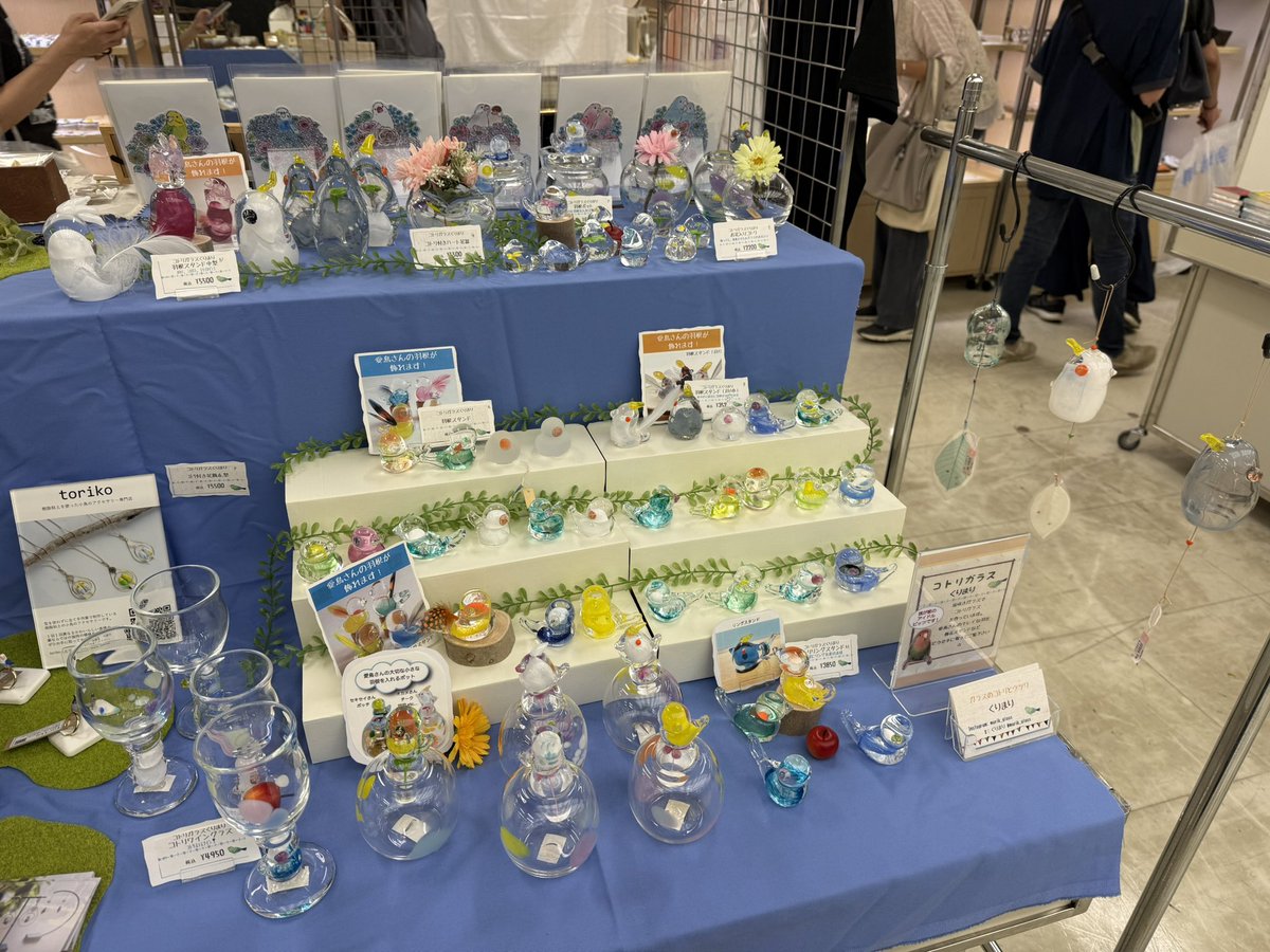 <a href="/Higashimayumi3/">Higashimayumi</a> <a href="/glass_fro_ocean/">ｶﾞﾗｽ工房 Frozen Ocean</a> <a href="/shima_tubame/">クラチシマ𓅨</a> <a href="/o0osuisuio0o/">suisui</a> <a href="/tomotomonoel/">Laviolaluna</a> <a href="/shiba373/">しばさな🌿イラストレーター</a> <a href="/mnyk_canis/">峰雪mineyuki🐺Illustrator/Artist/Graphic designer</a> ［委託作家］
・でこぱち商店
・アトリエPTIMO
・toriko
・くりまり