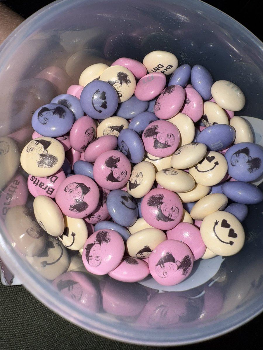 Bribribrattt's tweet image. Whoever thought putting my face on M&amp;amp;Ms was a good idea… you were absolutely right 😌🍬
Thank you for the most iconic, delicious little flex ever.
I don’t know whether to eat them or frame them 🥹💕
This is seriously the sweetest gift — you snapped.
 #CustomFlex #FeelingSpoiled