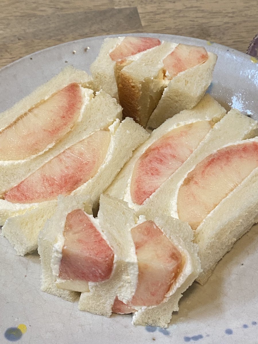 みずみずしい桃のフルーツサンド食べた🍑🥰🥰