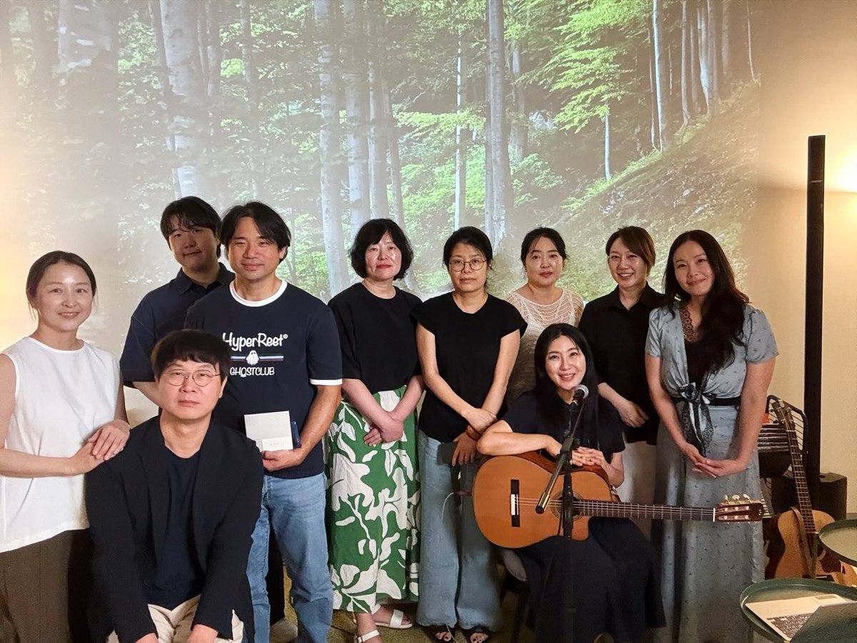 에너지에 대해 생각해요.💚
내가 주는 에너지, 내가 받는 에너지.

공연, 강연이 많아 바쁜날들이었지만 
푸릇한 에너지들이 나를 살리는 날들이예요🌿
열심히 배우려는 싱어송라이터들을 만날 때면 더 현실적인 도움이 되고싶어 마음이 급해지기도 하고요.
@youth_mapo 촬영이 있어 덕분에 단체사진💥