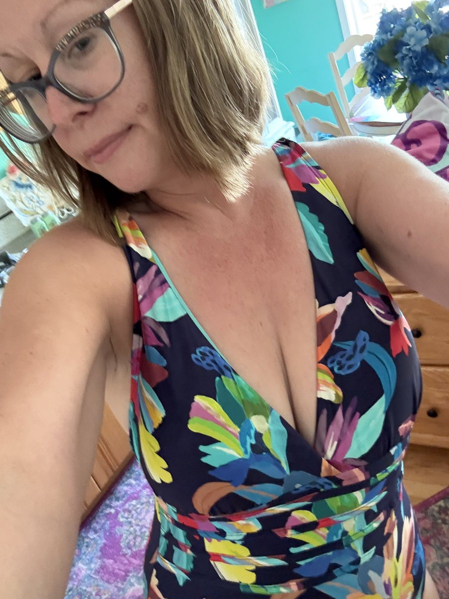 hotfinprincess's tweet photo. My body is looking so hot lately time for a hot drain too! Who is a lucky loser ready to submit? https://t.co/YeljCX4O6U