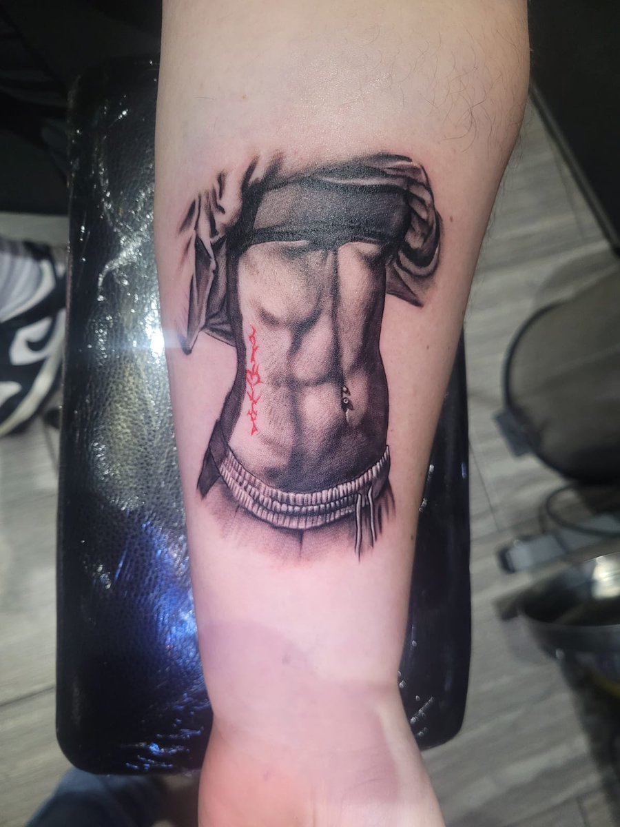 Tenía mucho queriendo tatuarme un abdomen no encontraba si el de una amiga, alguna novia pero dije las relaciones se terminan y las amistades aveces fallan y no queria arrepentirme, Tengo 2 años en el fandom hablo poco pero observo todo, llegaste en un momento crítico...