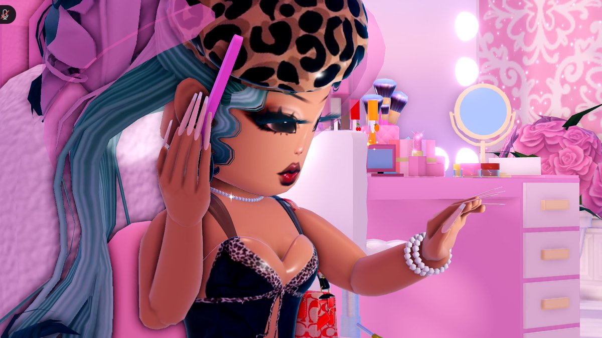 since when did we have a hair drying station...? i havent memorized this map yet lmaooo
also anyone elses snow swan tights glitching?
#royalehigh #rhtc