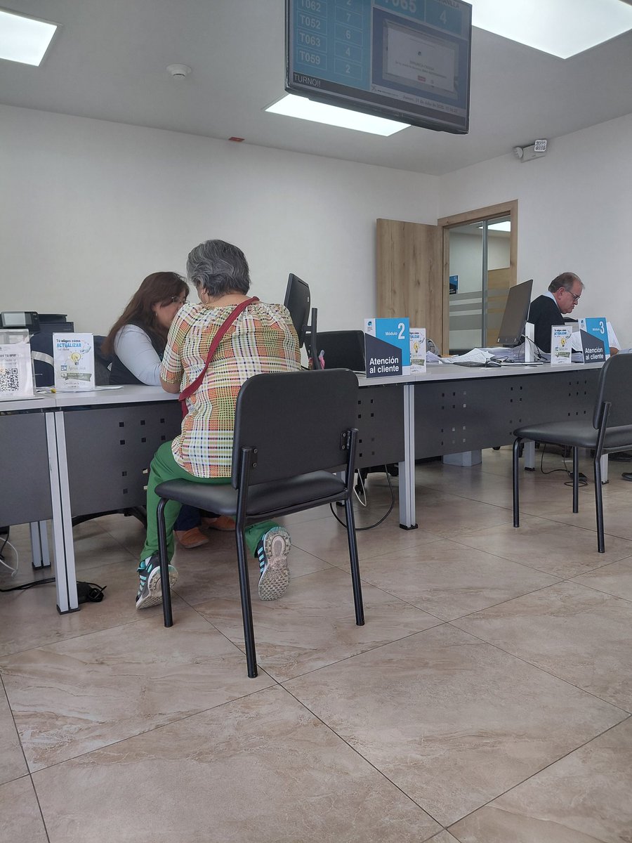 Los empleados publicos  hoy atienden eficientemente,incluso aplican encuestas de atencion al cliente. Si asi llueve que no escape.