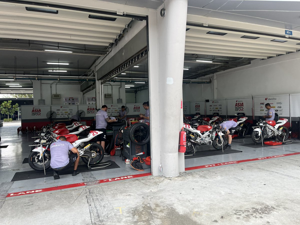 ATCでマレーシア🇲🇾セパンです

亜熱帯地域な筈なんです
生えてる木とか見た目め南国🏝️で暑いには暑いけど

日本より全然暑くない！いやマジで