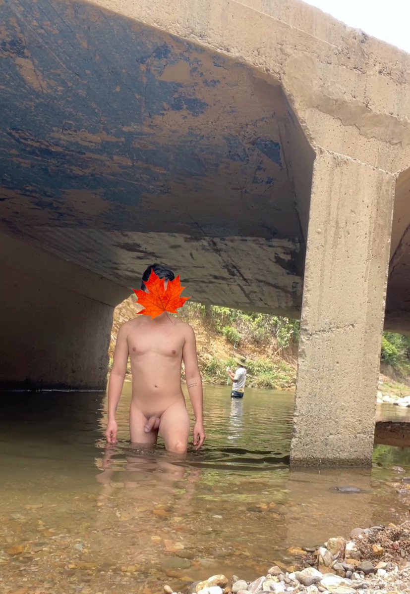 ExhibitKit's tweet photo. Tắm nude gặp a trai đang câu cá. Ảnh ngon như sầu riêng luôn https://t.co/zVBHEeaoSK