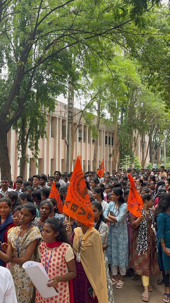 TheNaveena's tweet photo. Every other day, students across Telangana are hitting the streets against Fee reimbursement delays. 

Colleges are withholding certificates, blocking jobs &amp; admissions. DON’T manufacture unemployment. 

Student rallies are getting good response. High time TG govt steps in. https://t.co/20GnzpFvw2