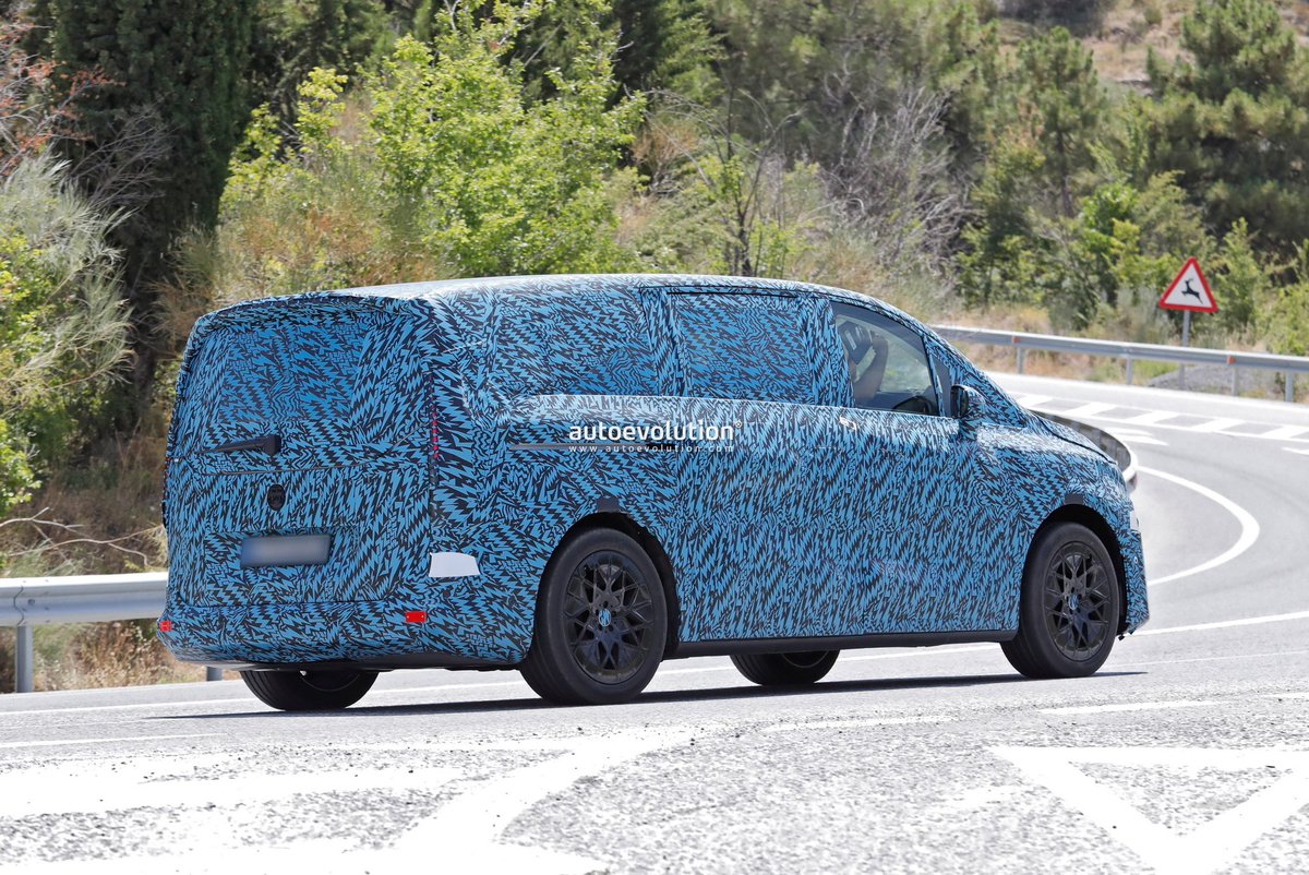 cole_marzen's tweet photo. The U.S.-bound 2027 Mercedes-Benz VLE has been spied testing with its production lighting elements for the very first time. In addition, the MPV will sit on top of the automaker’s all-new VAN.EA platform and feature 800-volt technologies. #MercedesBenz #VLE #BEVs #EVs #MPVs #vans https://t.co/cnq3p8l2Na
