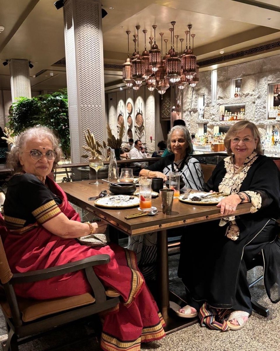 ಒಂದು ಕಾಲದಲ್ಲಿ ಬಾಲಿವುಡ್ ಆಳಿದ ಸುಂದರಿಯರು...ಕಾಲ ಉರುಳಿದರೂ ಇವರ ಗೆಳೆತನ ಇಂದಿಗೂ ಎವರ್ ಗ್ರೀನ್..
#Ashaparekh  #WahidaReheman
#Helen  #Instagram #foto
#bollywoodactress
