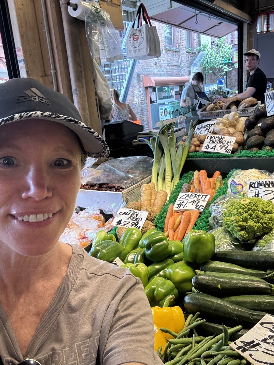 TmeIntervention's tweet photo. Pike Place is a great place to cover squares on the #summerselfiechallenge #TMGenius https://t.co/ks6eQ65bAH