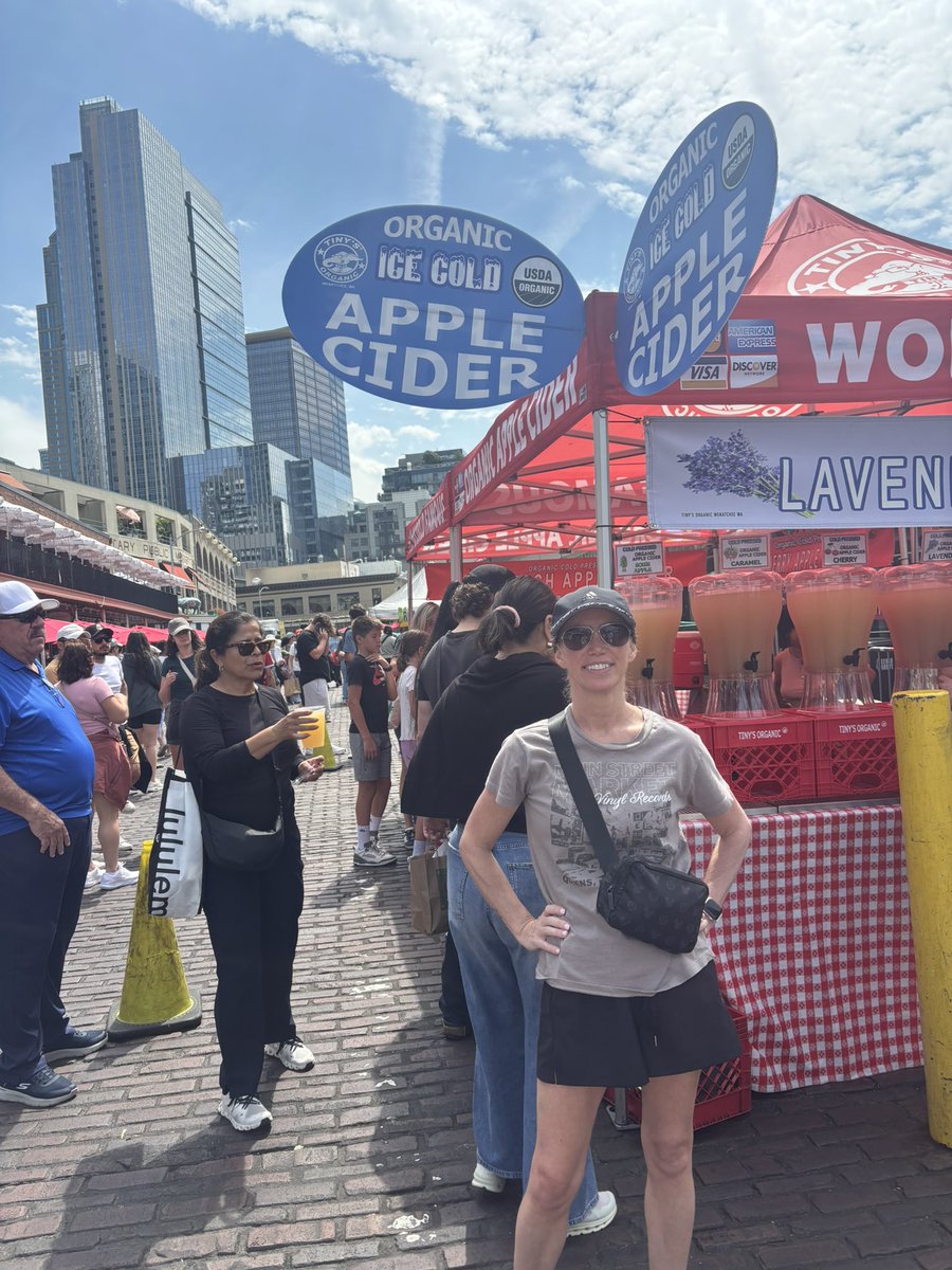 TmeIntervention's tweet photo. Pike Place is a great place to cover squares on the #summerselfiechallenge #TMGenius https://t.co/ks6eQ65bAH