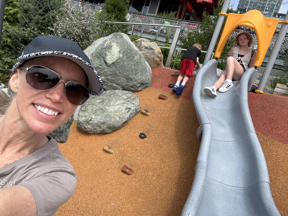 TmeIntervention's tweet photo. Pike Place is a great place to cover squares on the #summerselfiechallenge #TMGenius https://t.co/ks6eQ65bAH