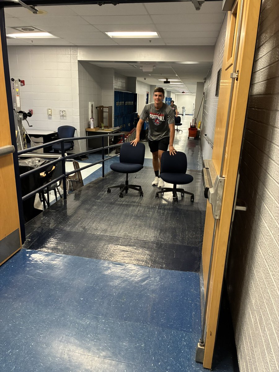 CClakerfootball's tweet image. Lakers were up early this am helping move furniture in the building prepping for freshman orientation tonight !!!