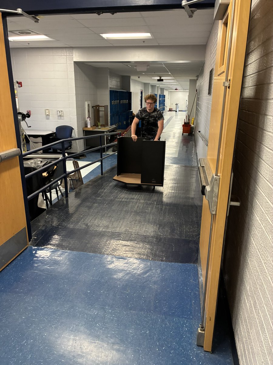 CClakerfootball's tweet image. Lakers were up early this am helping move furniture in the building prepping for freshman orientation tonight !!!