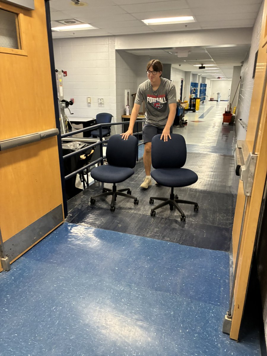 CClakerfootball's tweet image. Lakers were up early this am helping move furniture in the building prepping for freshman orientation tonight !!!