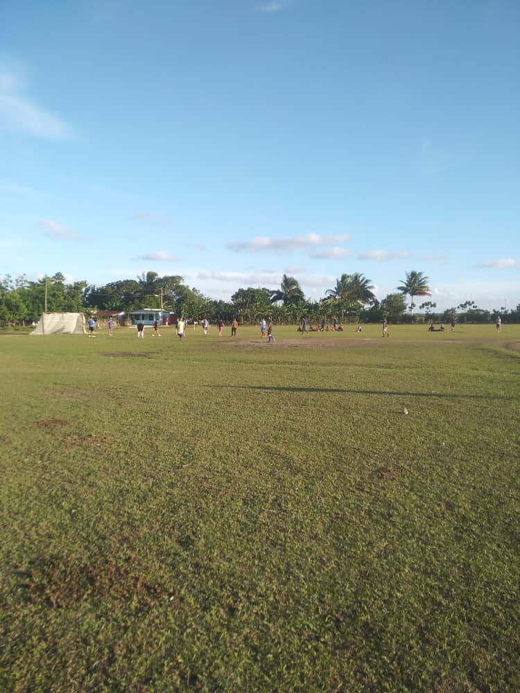 RamiroR32543692's tweet photo. Semi final de fútbol entre los Equipos Azul y Negro en #Venegas, #Yaguajay, ganado por los azules 6 goles por 1, líder de goles fueron Ronaldo Iglesia, con 2 y Yaisel Téllez, con un triplete, en el #VeranoSiempreJoven. #SanctiSpíritusEnMarcha. @DeivyPrezMartn1 @milian_mileydi https://t.co/Pj8MHoo1K2