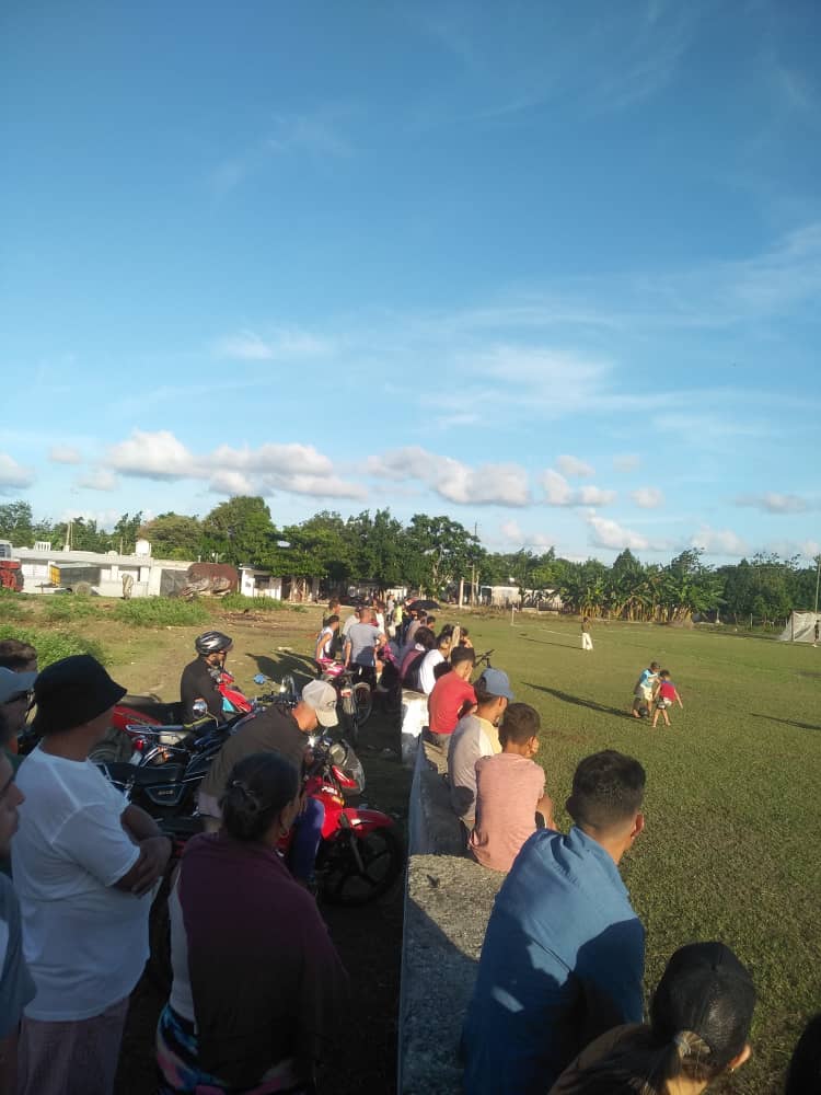 RamiroR32543692's tweet photo. Semi final de fútbol entre los Equipos Azul y Negro en #Venegas, #Yaguajay, ganado por los azules 6 goles por 1, líder de goles fueron Ronaldo Iglesia, con 2 y Yaisel Téllez, con un triplete, en el #VeranoSiempreJoven. #SanctiSpíritusEnMarcha. @DeivyPrezMartn1 @milian_mileydi https://t.co/Pj8MHoo1K2