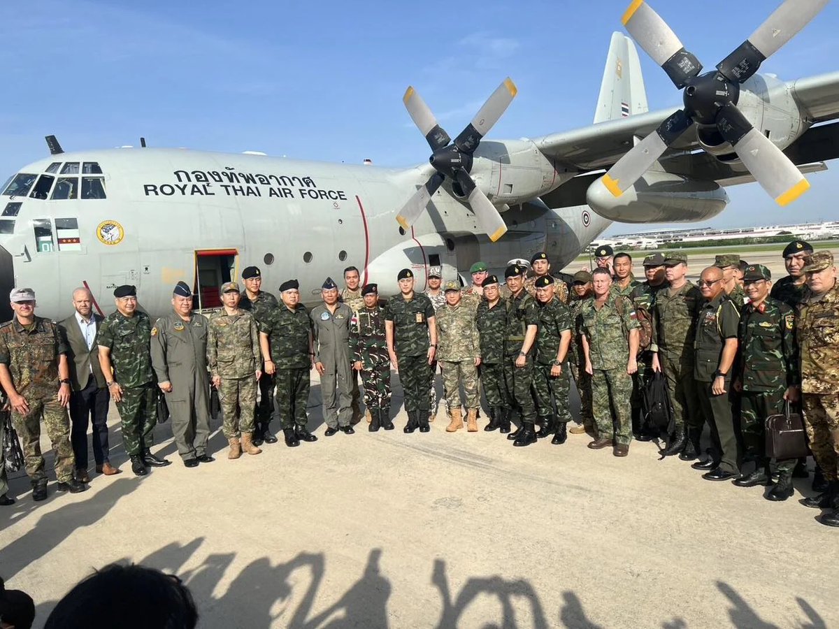 คณะทูต – ผู้ช่วยทูตทหาร - สื่อมวลชน เดินทางถึงอุบลฯ เตรียมลงพื้นที่พิสูจน์ข้อเท็จจริงชายแดนไทย – กัมพูชา
.
วันนี้ (1 ส.ค. 68) เวลา 09.25 น.คณะผู้แทนทางการทูต ผู้ช่วยทูตทหารจาก 23 ประเทศ และสื่อมวลชนไทยและต่างประเทศรวมกว่า 100 คน เดินทางถึง จ.อุบลราชธานีเป็นที่เรียบร้อย