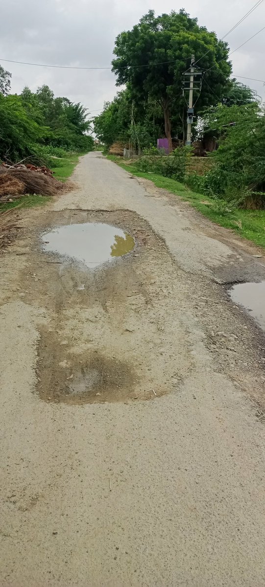 PWD के अधिकारी निरंकुश हो चुके हैं। बाराबंकी के विकास हैदरगढ़ में रोहनामीरापुर मार्ग पर रामपुर गांव में एक वर्ष से गढ्ढा है। लोग सड़क दुर्घटना का शिकार हो रहें हैं। अधिकारी आफिस में बैठकर रिपोर्ट लगा रहें हैं।
<a href="/myogioffice/">Yogi Adityanath Office</a> 
<a href="/uppwdofficial/">Public Works Department, Uttar Pradesh</a>