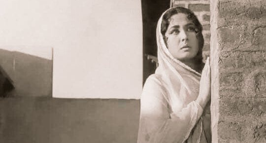 ग़म ही दुश्मन है मेरा, ग़म ही को दिल ढूँढता है
एक लम्हे की जुदाई भी अगर होती है!!"

~ मीना कुमारी 'नाज़'
#जन्मजयंती