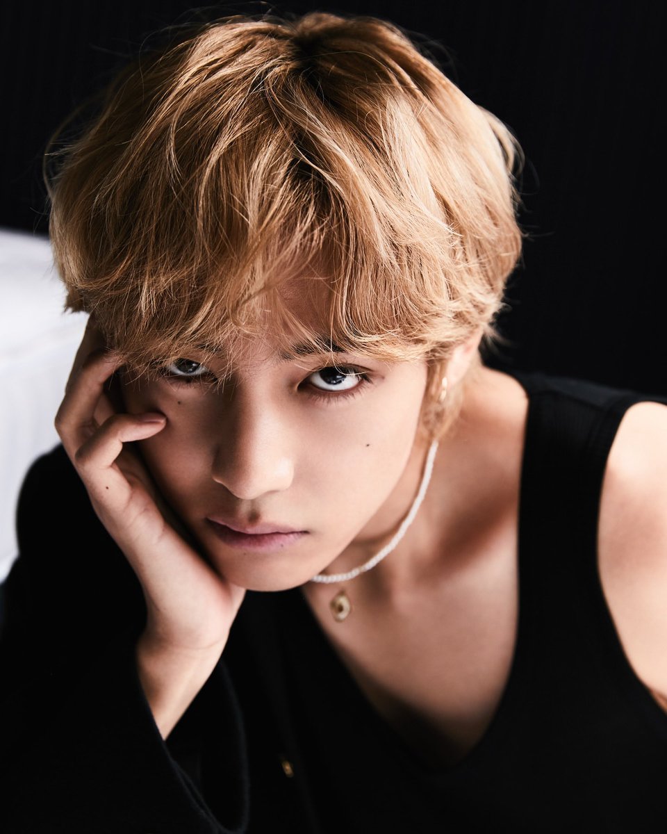 뷔님이 깔보거나 노려봐주실때가 특히 좋은 것 같습니다