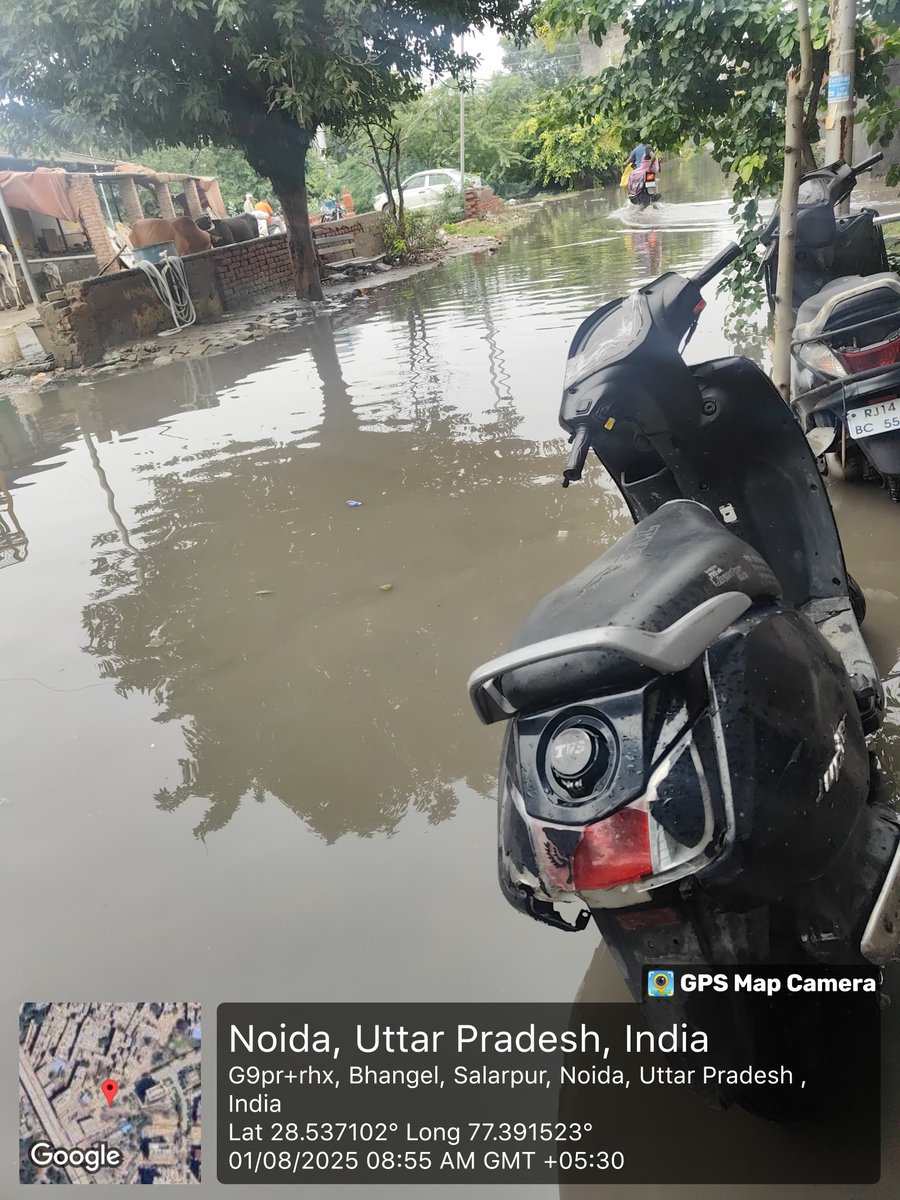 RoshanGupta_IND's tweet photo. *प्रार्थना पत्र*  
*सेवा में,*  
मुख्य कार्यपालक अधिकारी,  
नोएडा प्राधिकरण,  
नोएडा, गौतम बुद्ध नगर, उत्तर प्रदेश।

विषय: नोएडा में सीवर जाम और जलभराव की शिकायत।

महोदय,

मैं निवेदक (रोशन गुप्ता), निवासी  भंगेल, सेक्टर-6, नोएडा*, आपसे यह निवेदन करना चाहता हूँ कि हमारे क्षेत्र में भारी जलभराव की समस्या उत्पन्न हो गई है। लगातार वर्षा व सीवर की सफाई न होने के कारण गलियों में पानी भरा हुआ है, जिससे आवागमन में असुविधा हो रही है और बीमारियों का खतरा बढ़ गया है।

दिनांक *01 अगस्त 2025* को लिया गया फोटो एवं लोकेशन नीचे संलग्न है:

लोकेशन ( सेक्टर 110 ) 
*समय:* 08:55 AM  
*समस्या:* सीवर जाम व गलियों में जलभराव  

आपसे निवेदन है कि शीघ्र संबंधित टीम को भेजकर क्षेत्र की सफाई एवं जल निकासी की व्यवस्था करवाई जाए। @noida_authority @CeoNoida
@ChiefSecy_UP @SBM_UP @UPGovt
@NandiGuptaBJP
*सधन्यवाद।*

नाम: _रोशन गुप्ता
मोबाइल: 9711117609