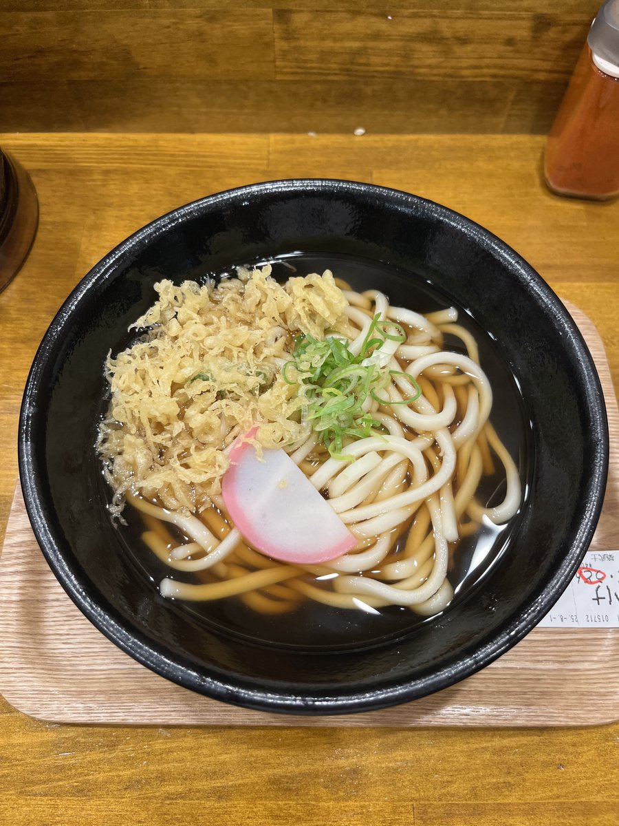 ogt1001's tweet photo. 昼はJR田町駅西口直結の 田町センタービル ピアタ B1Fにある 築武士 (TSUKIJI SAMURAI) 田町店 にて、かけうどん 400円 でした。
卓上の天かすを投入し、たぬきうどんにしました♪
ご馳走様でした😋
#ウドン #饂飩 #UDON #立食い #立ち食い #立喰 #ランチ #芝5丁目 #港区 #東京都 #piata #つきぶし https://t.co/rEU0WGTl7U