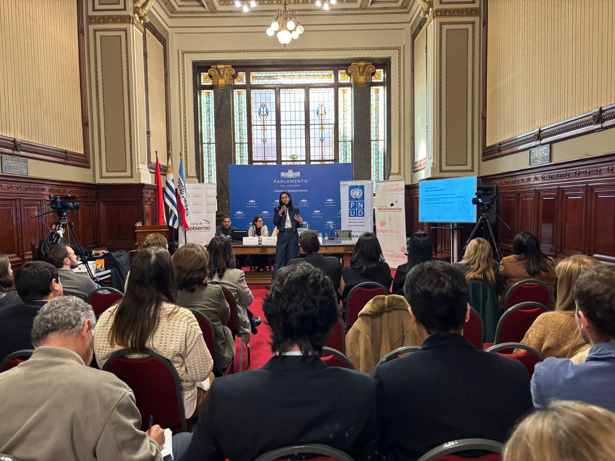 nanecastrouy's tweet photo. 📚 Vivimos tres jornadas de capacitación parlamentaria:”Rumbo a la COP30: fortaleciendo el rol legislativo en la gobernanza climática” junto con el Parlamento del Uruguay @Parlamento_UY , la Escuela de Gobierno @escgobiernouru y la PNUD @PNUDUruguay 

🎯 Debatimos sobre política climática nacional e internacional COP30, articulación regional (OPCC), y finanzas climáticas.

🇧🇷 Fue una instancia para conocer el proceso rumbo a la próxima @Cop30noBrasil y el rol estratégico de #Uruguay como coordinador de #GrupoSur

👥Con Maria Fernanda Souza por el @MAmbienteuy, Juan Labat del @mef_Uruguay y @MagdalenaPreve por @PNUDUruguay