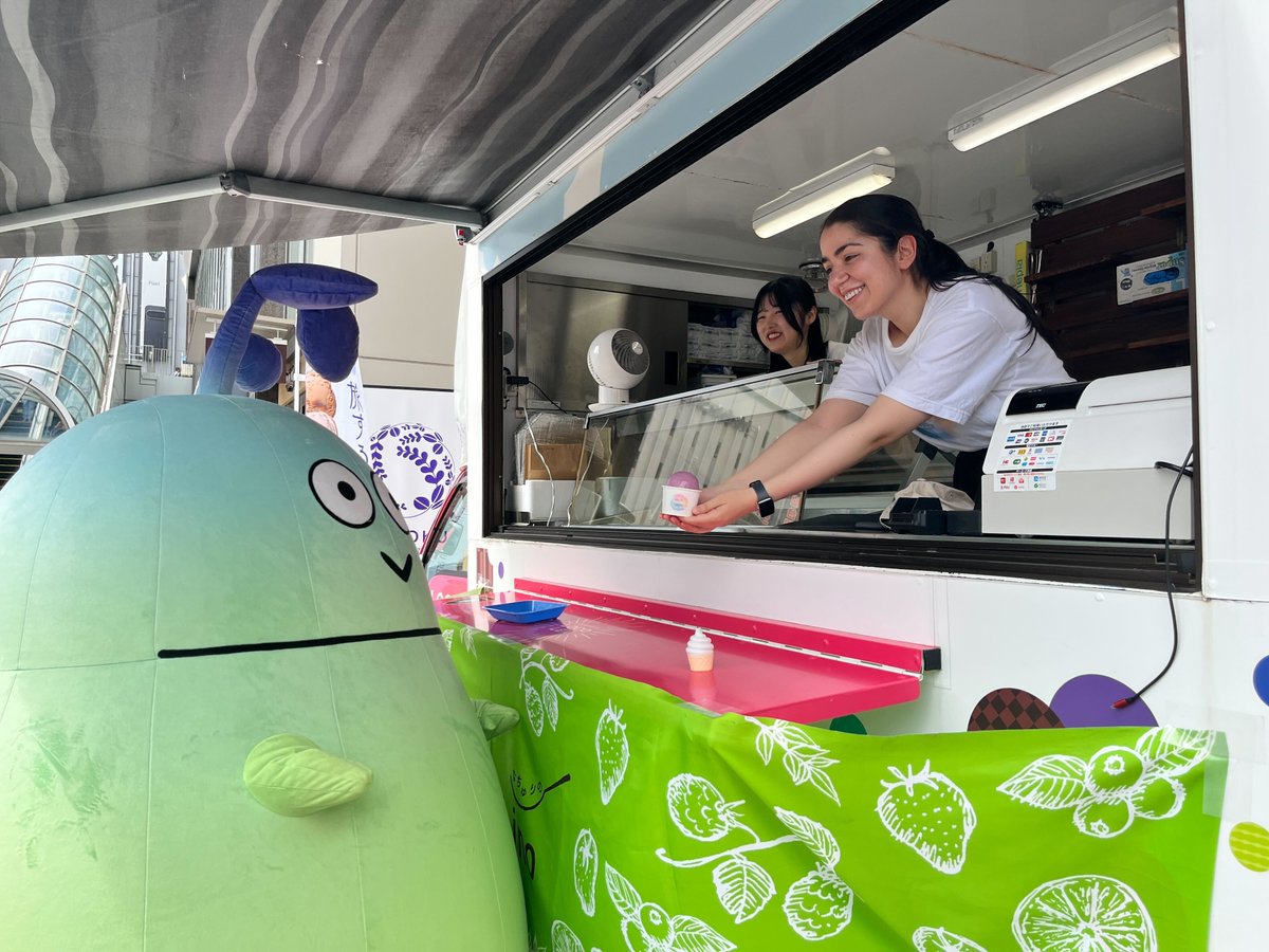 \　本日から　/

仙台駅東口 
エスパル仙台東館1階・2階で
「#旅するジェラート 🍦」を販売中✨

留学生が出身国の食材などを
組み合わせてジェラートを考案🎵
本日から8月11日まで販売中です☀️

さっそく、#研一 も遊びにいったよ！

#東北大学 #ジェラート
#研一といっしょ