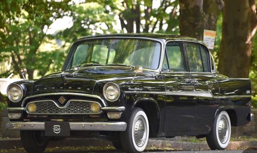 ケーニッヒを修理に出してるDEF AUTOさんがこの55年のトヨペットクラウンを仕入れたから買わないかだって。
70歳の車はさすがに乗りたくないな。
ドアが観音開きでカッコいいんだけど。