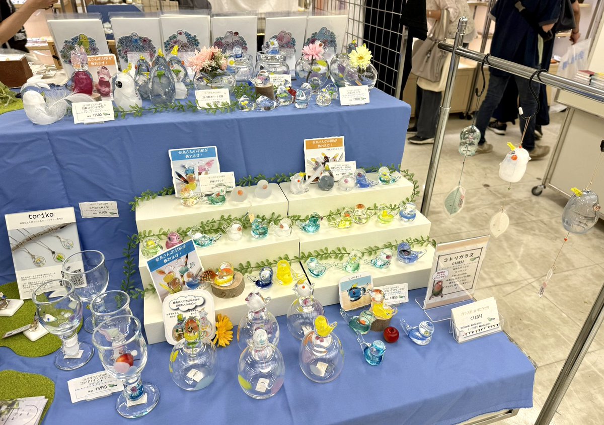 #新宿ことりまつり
いよいよ今日から
 売り場写真をいただきました🤗
#HOWHOUSE ブースに
 ありますので是非ご覧ください🍀
羽根スタンド、羽根ポット、
風鈴、花瓶などなど