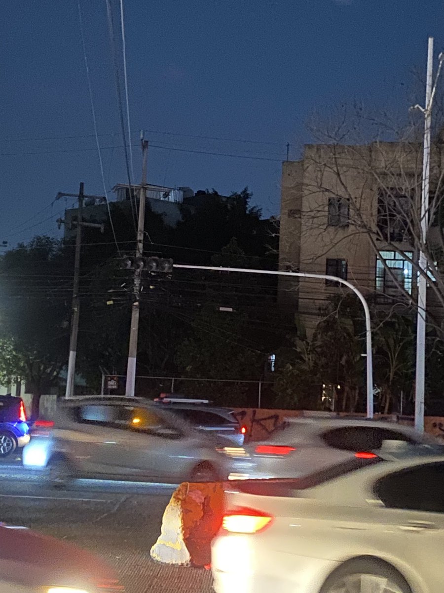 El semáforo de Av. López Mateos y Av. Las Fuentes no funciona desde hace ya varios días <a href="/AgenciaAMIM/">AMIM</a> <a href="/MovilidadZap/">Movilidad Zapopan</a> <a href="/JaliscoVial/">Policía Vial Jalisco</a> <a href="/LasColonos/">Colonos de Las Fuentes A.C</a> es muy complicado incorporarse a López Mateos, solicitamos su apoyo.